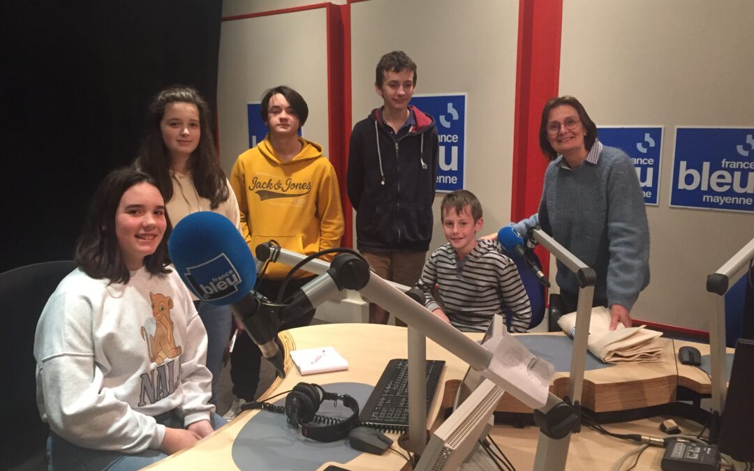 Une visite des élèves du parcours journal à France Bleu Mayenne à Laval